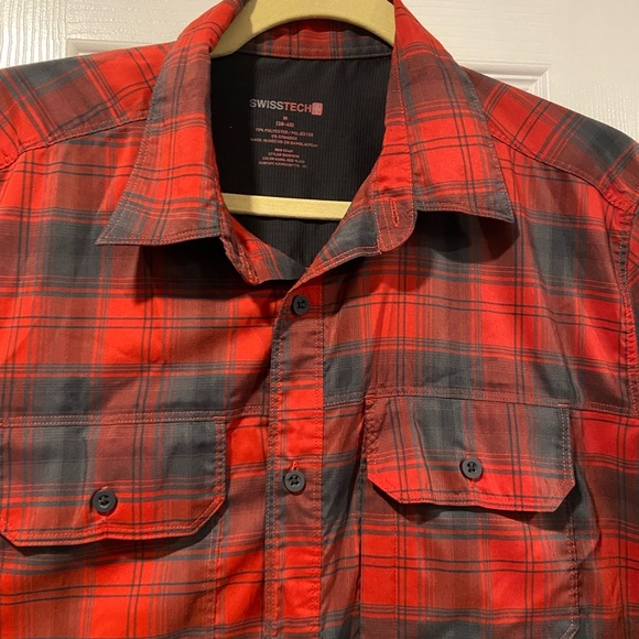 Swiss Tech Mens Size M Roll Tab Sleeve Red Gray Plaid Stretch Button Down Shirt - Picture 2 of 12